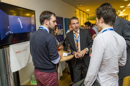 Die Sieger von ProGlove hatten ihr Produkt, den intelligenten Handschuh, dabei, ließen die Besucher damit experimentieren und standen Rede und Antwort.