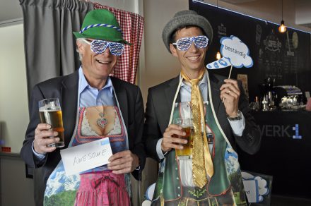 Für ein paar lustige Schnappschüsse aus der Fotobox, wurden den Gästen allerhand Utensilien zur Verfügung gestellt. © MedienNetzwerk Bayern/Franziska Baur