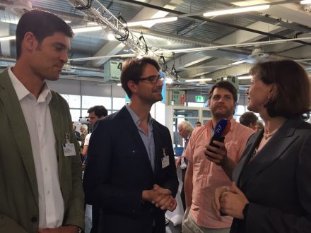 Bayerns Wirtschaftsministerin Ilse Aigner im Gespräch mit Startups.
