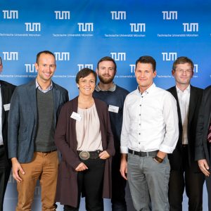 Die Magazino-Gründer Frederik Brantner (2.v.l.), Nikolas Engelhard (4.v.l.) und Lukas Zanger (3.v.r.) mit der Jury des Presidential Entrepreneurship Awards.