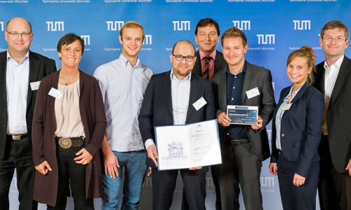 Radiant winners: the Celonis team Alexander Rinke, Bastian Nominacher (3rd, 4th from left), Julia Meier and Julian Baumann (2nd, 3rd from right) with the jury of the Presidential Entrepreneurship Award.