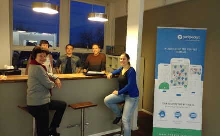 Munich Startup Redaktionsleiterin Gabriele Böhmer mit Gründern und Mitarbeitern von Parkpocket. (Foto: Tischer)