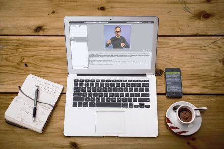 Schrift- oder Gebärdensprachdolmetscher übersetzen für Hörbehinderte über die Online-Plattform des Technologie-Unternehmens (Copyright VerbaVoice).