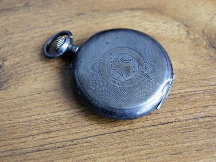 Auf der Rückseite sieht The Tash aus wie eine gewöhnliche Taschenuhr. © The Tash