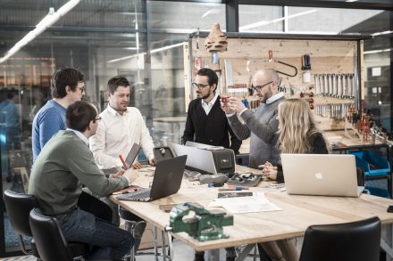 eluminocity und BMW, Strassenbeleuchtung mit Aufladestation fuer e-Fahrzeuge.