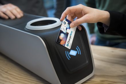 eluminocity und BMW, Strassenbeleuchtung mit Aufladestation fuer e-Fahrzeuge.