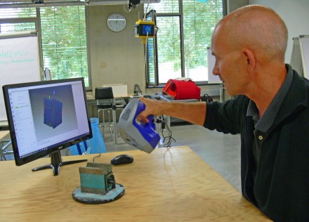 Phill Handy, Geschäftsführer von MakerSpace, führt den Artec Space Spider vor. Foto: Artec 3D/Messer