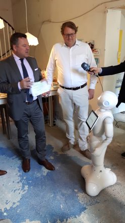 Mayor Josef Schmid (l.) with Martin Laarmann, Managing Director of Make Germany GmbH, (r.) visiting the Makeria.