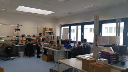 Im Labor entwickelt LION Smart sein BMS. Spezielle Fußböden und Arbeitsflächen verhindern Schäden durch statische Entladung.