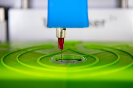 Der biotINK Gewebedrucker druckt mit einer Kanüle Gewebe in eine kleine Petrischale. (© Andreas Heddergott / TU München)