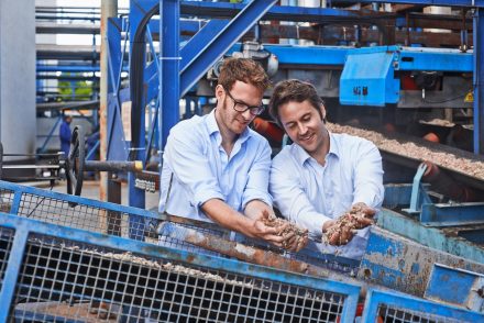 Polarstern Gründer mit Zuckerrübenschnitzel