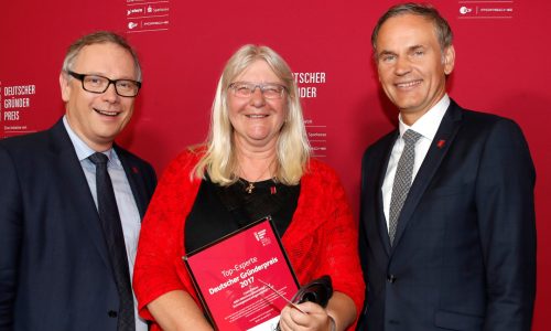 MTZ director Cristina Mann receives the "Top Expert" award at the 2017 German Founders' Prize. (Left: Sparkasse CEO Georg Fahrenschon, right: Porsche board member Dr. Oliver Blume). Photo: Franziska Krug