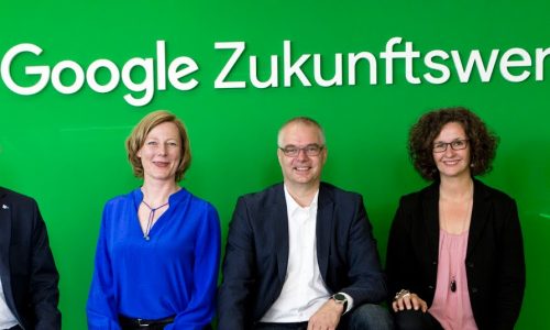 Peter Kammerer, Deputy Managing Director of the Chamber of Industry and Commerce for Munich and Upper Bavaria, Prof. Dr. Gesche Joost, Internet Ambassador of the Federal Government, Dr. Wieland Holfelder, Head of Development at Google Germany, Sabine Uehlein, Managing Director of Programs at Stiftung Lesen (from left to right) in the Future Workshop, Photo: Google