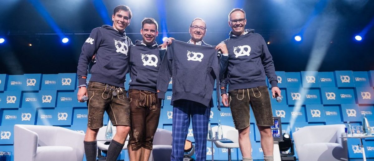 Auf der Bits & Pretzels 2017 war die Welt noch in Ordnung: Kevin Spacey (3. v.l.) mit den Veranstaltern Andreas Bruckschlögl, Felix Haas, und Bernd Storm (1., 2. und 4. v.l.)