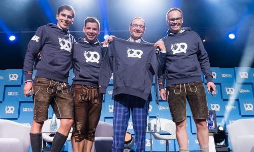 At Bits & Pretzels 2017, the world was still in order: Kevin Spacey (3rd from left) with the organizers Andreas Bruckschlögl, Felix Haas, and Bernd Storm (1st, 2nd and 4th from left)