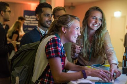 Die Besucher konnten auf der Tech-Expo die Produkte der Startups ausprobieren.