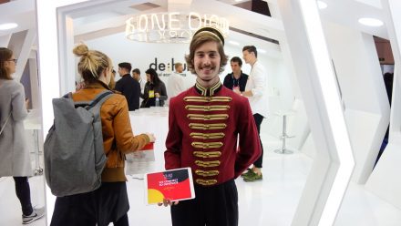 Ein Page begrüßt die Besucher der Digital-Hub-Initiative. (Foto: Munich Startup)