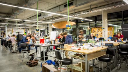 Teams arbeiten im Makerspace