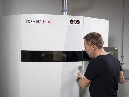 Kunststoff-Laser-Sinter-System im Makerspace.