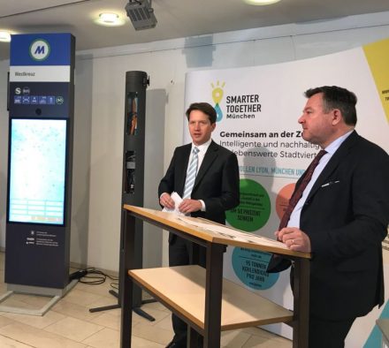 Dr. Bieberbach, Geschäftsführer der SWM (links), mit Bürgermeister Josef Schmid.