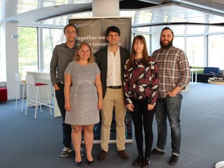 Das VW Data:Lab mit Ellen Gehrlach (re.) und Veronique Ruhrmann (li.) und Teilnehmern des letzten Batches: 2trde, Eccocar und Breeze.