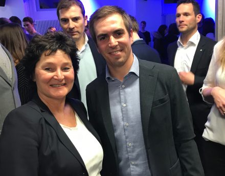 Philipp Lahm mit Gabriele Böhmer, Redaktionsleiterin von Munich Startup, im Münchner Werk1. (Foto: Munich Startup)