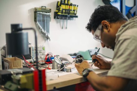 Wesley, Embedded Engineer bei Motius, entwickelt Teile eines Urban Farming Containers.