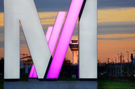 Flughafen-Logo mit Tower