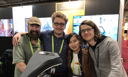 The founders Jonas Girardet and Paul Günther with the US team at the ProGlove booth at the CES in Las Vegas.