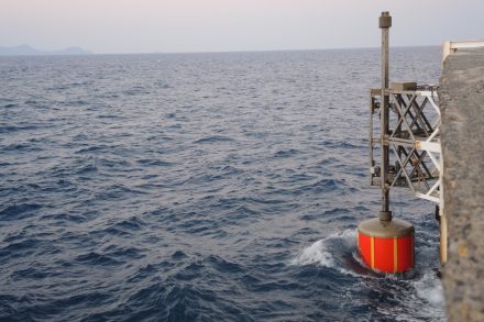 Der Prototyp in Original-Größe an der Hafenmauer von Heraklion in Griechenland.