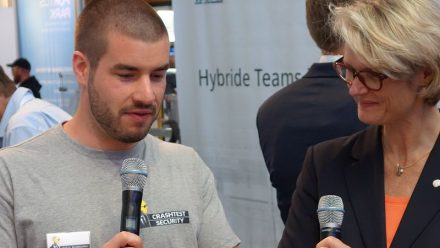 Crashtest Security Gründer Felix mit Ministerin Karliczek.