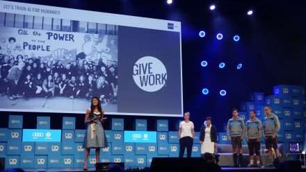 Leila Janah, Katharina Mayer, Oma Anni, Andreas Bruckschlögl, Felix Haas und Bernd Storm auf der Bits & Pretzels-Bühne. (v.l., Foto: S. Tischer - Munich Startup)