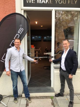 Die Gründer Michael Schmidt und Johannes Scholl (v.l.) bei der Shop-Eröffnung. (Foto: Icaros)