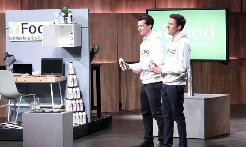 Noel Bollmann (left) and Benjamin Kremer present YFood, a liquid food product that purports to contain everything the human body needs. They hope to secure an investment of €200,000 for a 10 percent stake in their company.