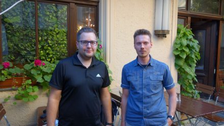 Tobias Hingerl (l.) und Christian Kroemer (r.) trainieren Scrum Master und arbeiten selbst als Software-Entwickler.