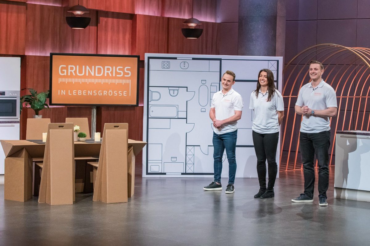 The founding team of Grundriss in life size: Maximilian Mühlegg, Gissou Ataee and Lucas Nummer (from left)