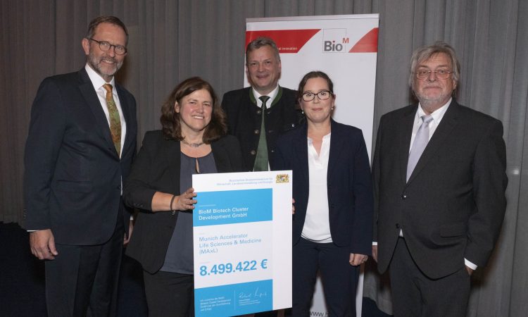 Ralf Huss (designierter Managing Director, BioM), Petra Burgstaller (Head of inQlab, BioM), Staatssekretär Roland Weigert (StMWi), Christina Enke-Stolle (Head of inQlab, BioM) und Horst Domdey (Managing Director, BioM), (v.l.) bei der Überreichung des Förderbescheids