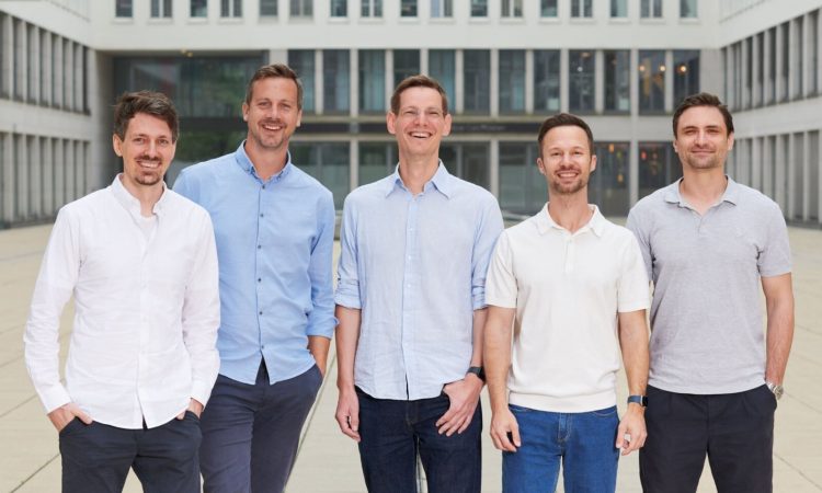 Das casavi Management-Team zusammen mit den Gründern von MANAGBL.AI