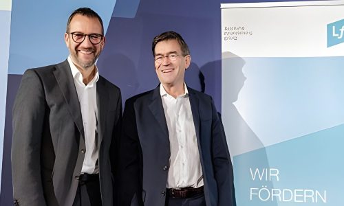 Bei der Unterzeichnung des Vertrags zur Aufstockung der gemeinsamen LfA-EIF-Fazilitäten: Dr. Markus Schillo, Senior Regional Representative des EIF in Deutschland (links) und Dr. Bernhard Schwab, Vorstandsvorsitzender der LfA (rechts).