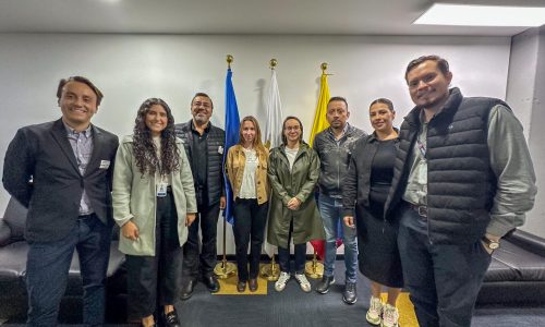 Während einer kürzlich durchgeführten Schulung von Wildfire Solution posieren Mitglieder von OroraTech und der Nationalen Einheit für Katastrophenrisikomanagement (UNGRD) gemeinsam für ein Foto.