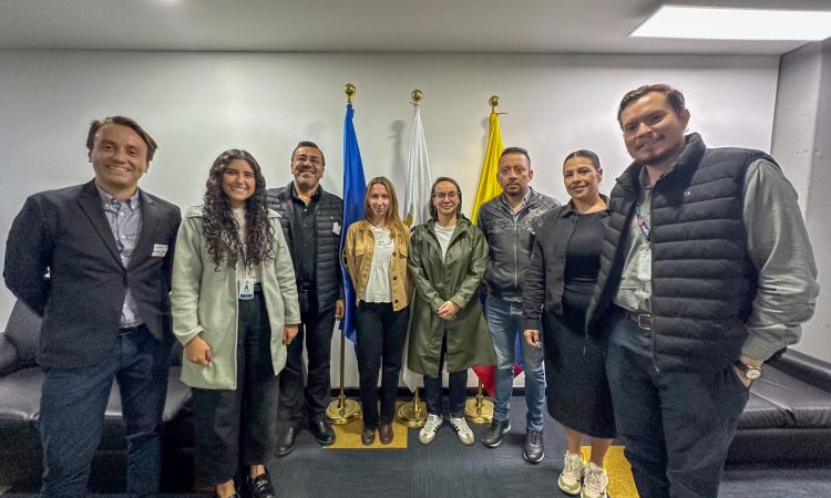 Während einer kürzlich durchgeführten Schulung von Wildfire Solution posieren Mitglieder von OroraTech und der Nationalen Einheit für Katastrophenrisikomanagement (UNGRD) gemeinsam für ein Foto.