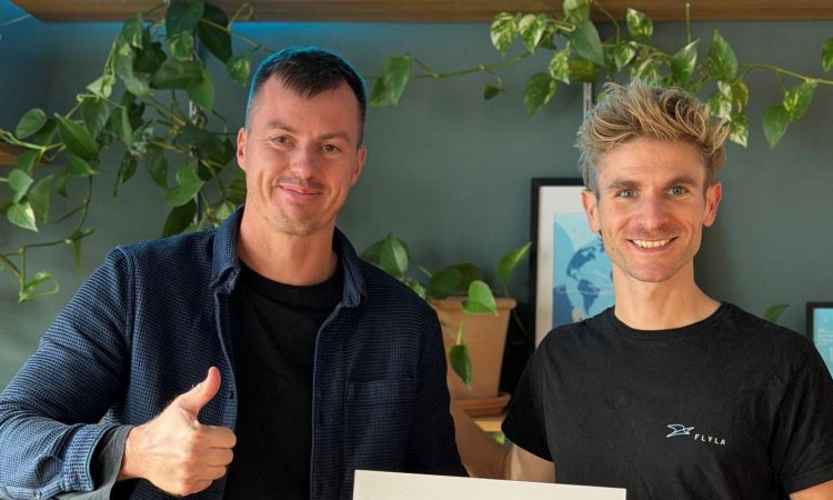 Gründer Fabian Höhne (rechts) übergibt Flyla.com an Vladislav Sulja