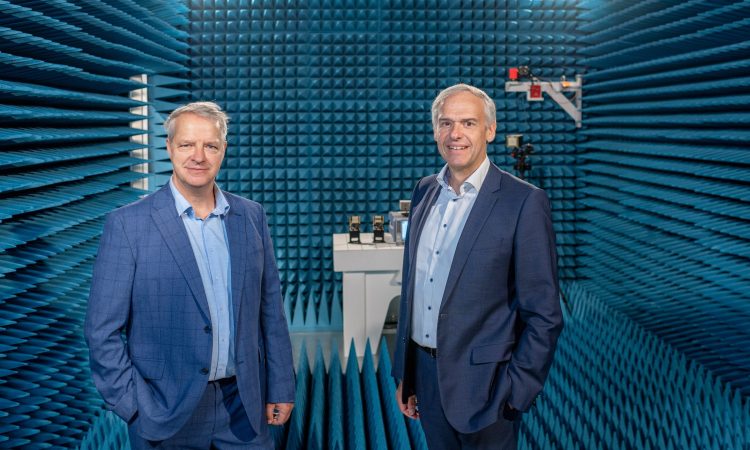 Prof. Dr. Holger Boche, Leiter der Initiative 6G-life, und Prof. Dr. Wolfang Kellerer, Leiter des 6G Zukunftslabor Bayern, im schall-isolierten Labor