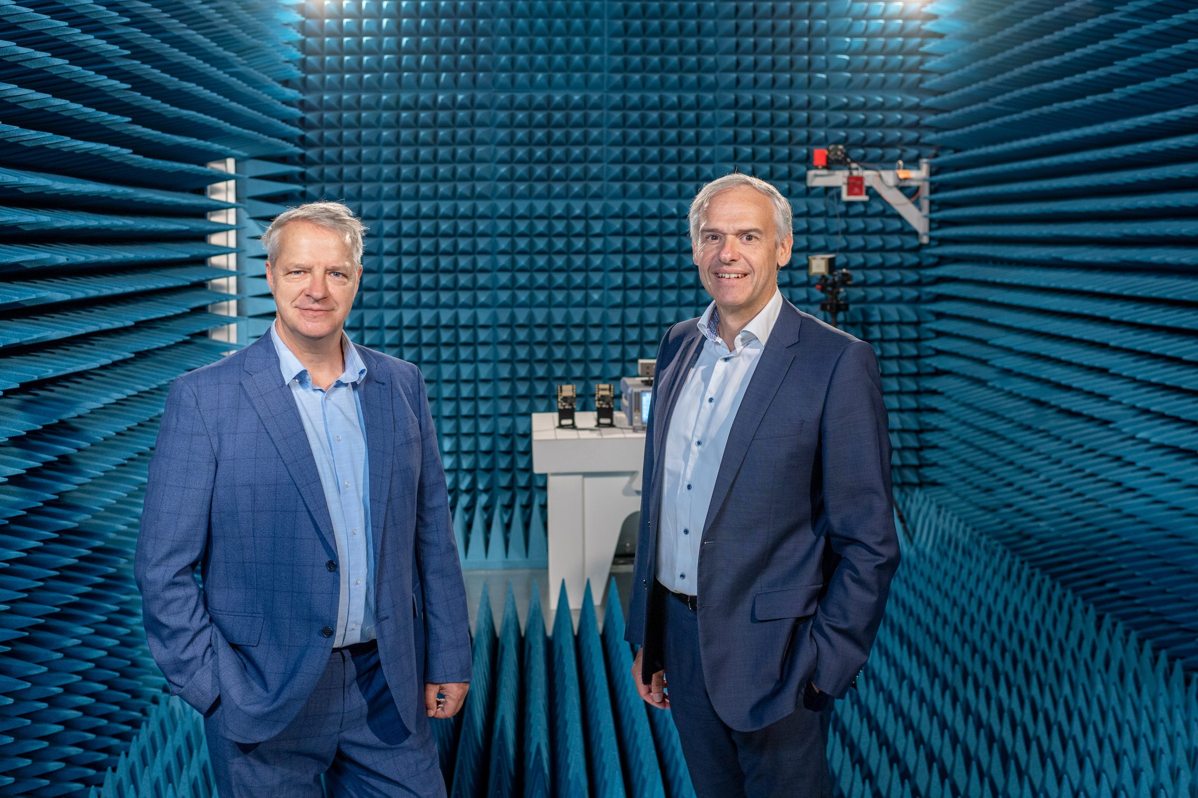 Prof. Dr. Holger Boche, Leiter der Initiative 6G-life, und Prof. Dr. Wolfang Kellerer, Leiter des 6G Zukunftslabor Bayern, im schall-isolierten Labor