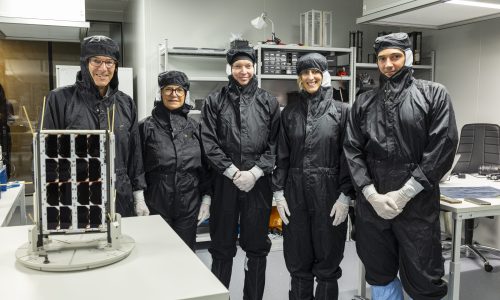 Projektteam mit dem Satelliten bei EnduroSat