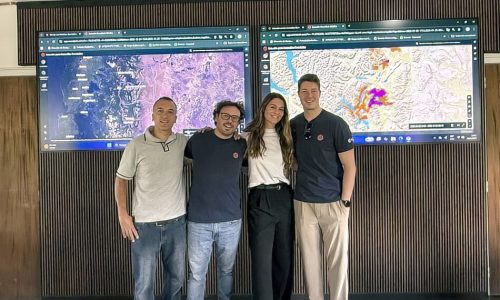 Ororatech VertreterInnen und lokale Partner posieren vor Live Dashboards zur Waldbrandüberwachung im Überwachungszentrum von Río Negro